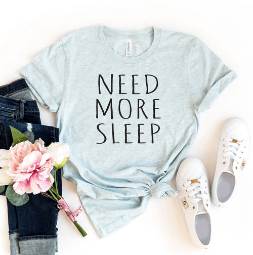 Maglietta Need More Sleep di Sajishop in tessuto lilac Heather, stile casual con scritta rilassata e comoda fit.