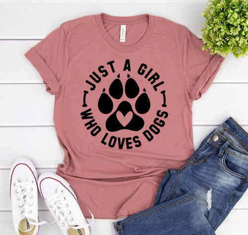 Maglietta Sajishop "Just A Girl Who Loves Dogs" in tessuto color pesca con stampa romantica e dettagli chiari.