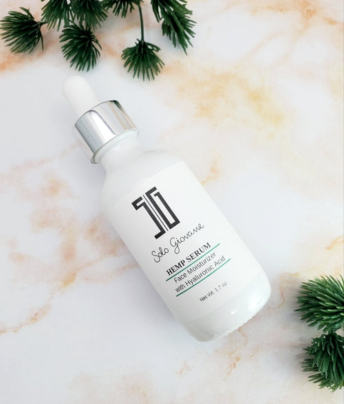 Sajishop SG Hemp Serum, flacone con siero all'estratto di canapa, in bottiglia trasparente con contagocce, visibile sullo sfondo.