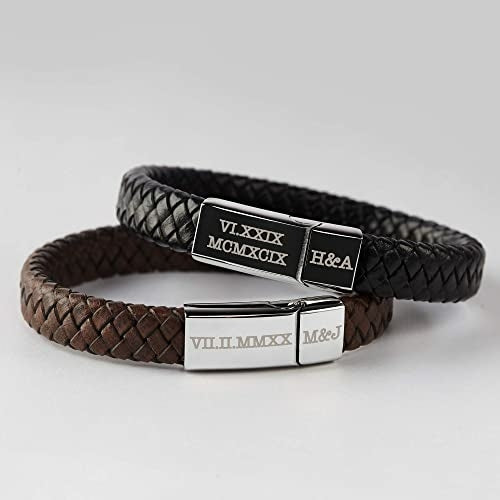 Braccialetto da uomo con numeri romani incisi, in pelle intrecciata nera, stile Sajishop, accessorio elegante e resistente.