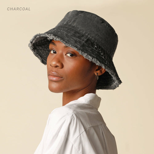 Cappello bucket frayed di Sajishop in tessuto lavanda, stile casual con frange e dettaglio sfilacciato.