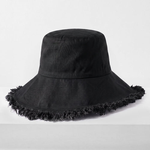 Cappello a secchiello sfumato con frange, stile casual, marca Sajishop, in tessuto lavanda con dettagli frangiati.