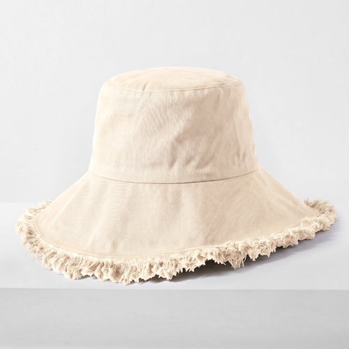 Cappello a secchiello frayed in tessuto lavanda di Sajishop, stile casual con frange, vista frontale.