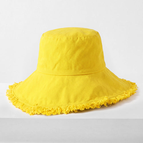 Cappello a secchiello sfibrato color lavanda di Sajishop, stile casual con frange, vista frontale.