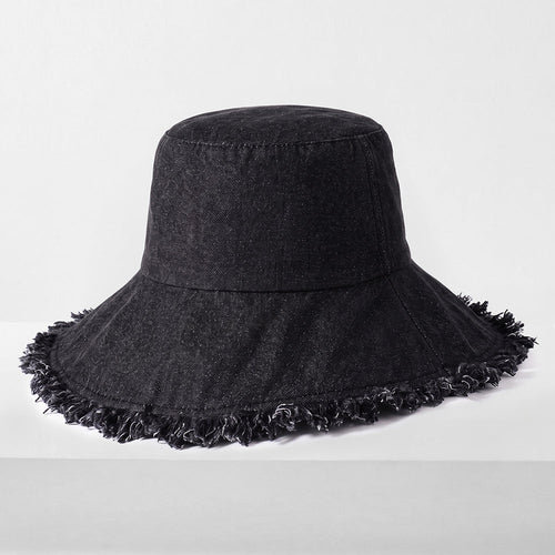 Cappello a secchiello sfilacciato color lavanda di Sajishop, stile casual e trendy con bordo sfilacciato.