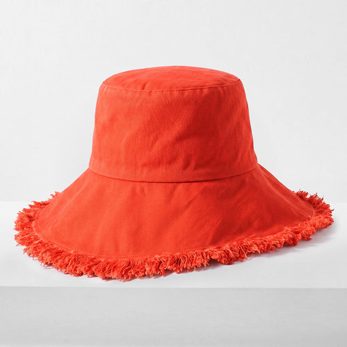 Cappello a secchiello sfibrato color lavanda di Sajishop con frange, stile casual e estivo.