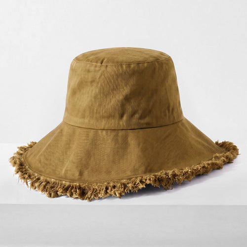 Cappello a secchiello sfilacciato color lavanda di Sajishop, stile casual con bordo frangiato e dettagli tessili.