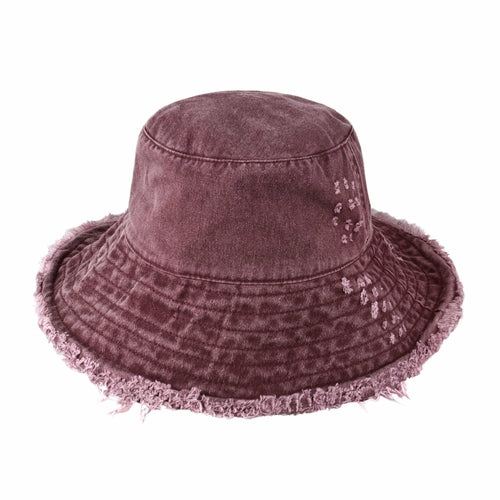 Cappello a secchiello sfrangiato color lavanda di Sajishop, stile casual e trendy, visibile in primo piano nell'immagine.