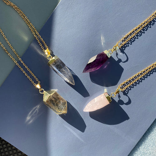 Collana Glow Sajishop con cristallo di quarzo, quarzo rosa e ametista, con pietre luminose e dettagli eleganti.
