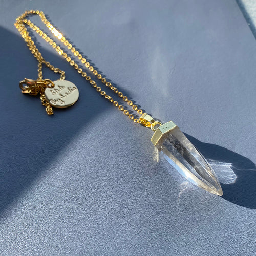 Collana Glow Sajishop con cristalli di quarzo, quarzo rosa e ametista, mostra i pendenti luminosi e colorati.