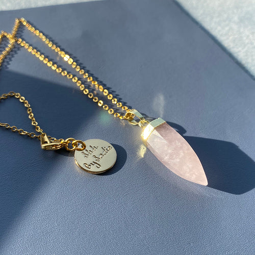 Collana Glow Sajishop con cristallo di quarzo, quarzo rosa e ametista, con ciondolo luminoso e cristalli colorati.