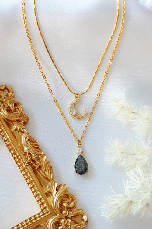 Collana a più strati Moon Sajishop placcata oro 18 carati, con dettagli a forma di luna e design elegante.