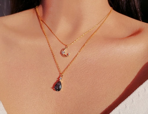Collana a strati Moon in oro placcato 18 carati di Sajishop, con dettagli delicati e design elegante visibile nell'immagine.