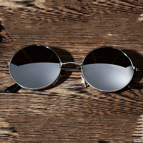 Occhiali da sole vintage alla moda Sajishop con montatura in metallo, stile elegante e retrò per un look chic e classico.