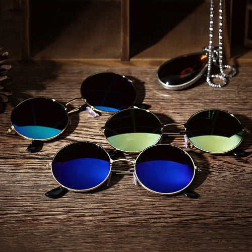 Occhiali da sole vintage fashion con montatura in metallo di Sajishop, stile classico e elegante, visibili nella immagine.