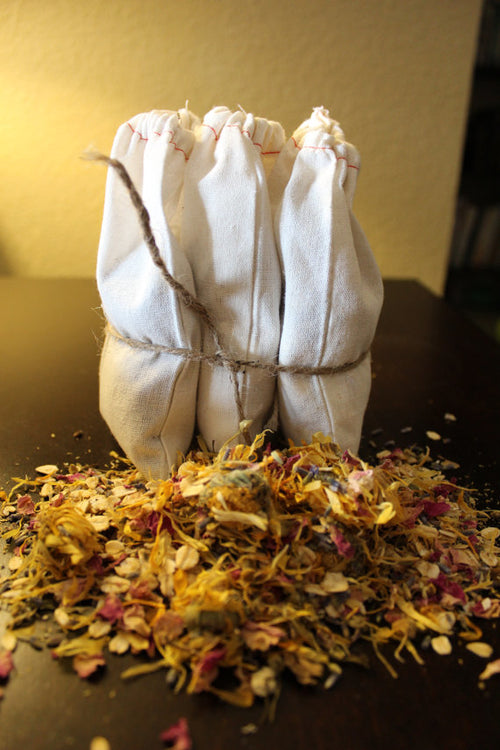 Sachet di tè biologico per il bagnetto perfetto per bambini, prodotto Sajishop, mostra il confezionamento e le erbe naturali.