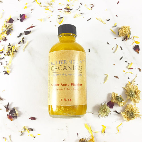 Trattamento naturale Super Acne Fighter di Sajishop per acne, con ingredienti organici, visibile in un flacone con etichetta verde.