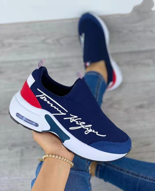 Sneakers donna casual e traspiranti Sajishop, con zeppa bassa e suola piatta, ideali per camminare in modo comodo e stile.