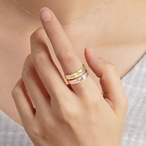 Anello Sajishop con fiori del mese di nascita in oro rosa placcato, anello familiare e regalo per la mamma, dettaglio floreale elegante.