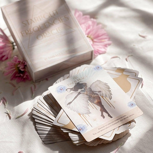Carte dell'oracolo Starlight Frequencies di Sajishop, mazzo di carte con design astrale per letture intuitive e spirituali.