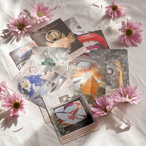 Mazzo di carte Oracle Starlight Frequencies di Sajishop con design luminoso e simboli celestiali, ideale per divinazione e meditazione.