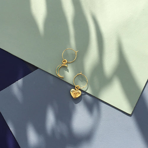 Orecchini a mezzaluna in cristallo di Sajishop, eleganti e luminosi, con dettagli a forma di luna brillante.