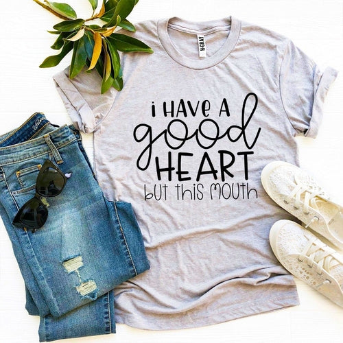 Maglietta bianca Sajishop "I Have a Good Heart But This Mouth" con stampa sul davanti, taglia 3XL, vista frontale.