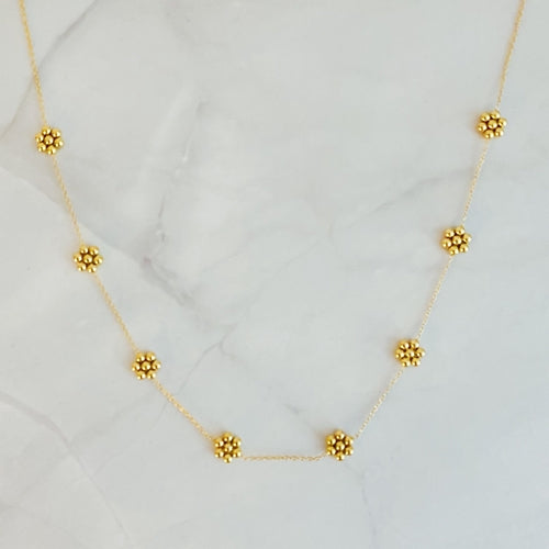 Collana delicata a fiori con perline dorate in acciaio inox impermeabile, stile femminile e raffinato, di Sajishop