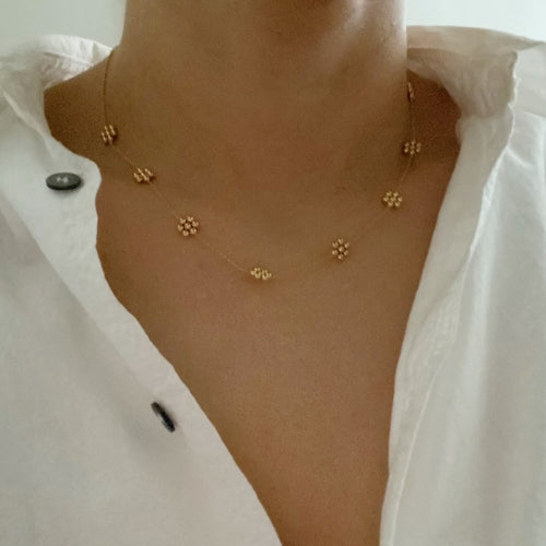 Collana delicata con fiori e perline dorate in acciaio inossidabile waterproof, gioiello elegante di Sajishop.