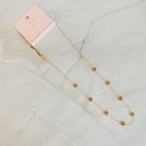 Collana delicata con fiori e perle dorate in acciaio inossidabile waterproof, design elegante e resistente di Sajishop.