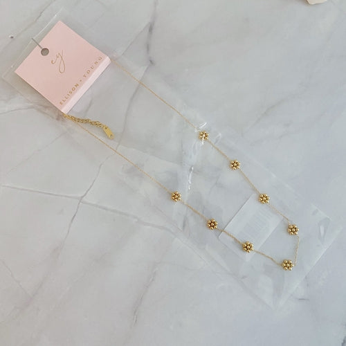 Collana floreale con perle dorate e stile delicato in acciaio inossidabile waterproof, brand Sajishop.