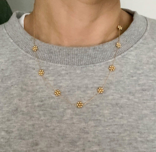 Collana floreale con perle dorate e resistente all'acqua in acciaio inossidabile, ideale per uno stile delicato e elegante
