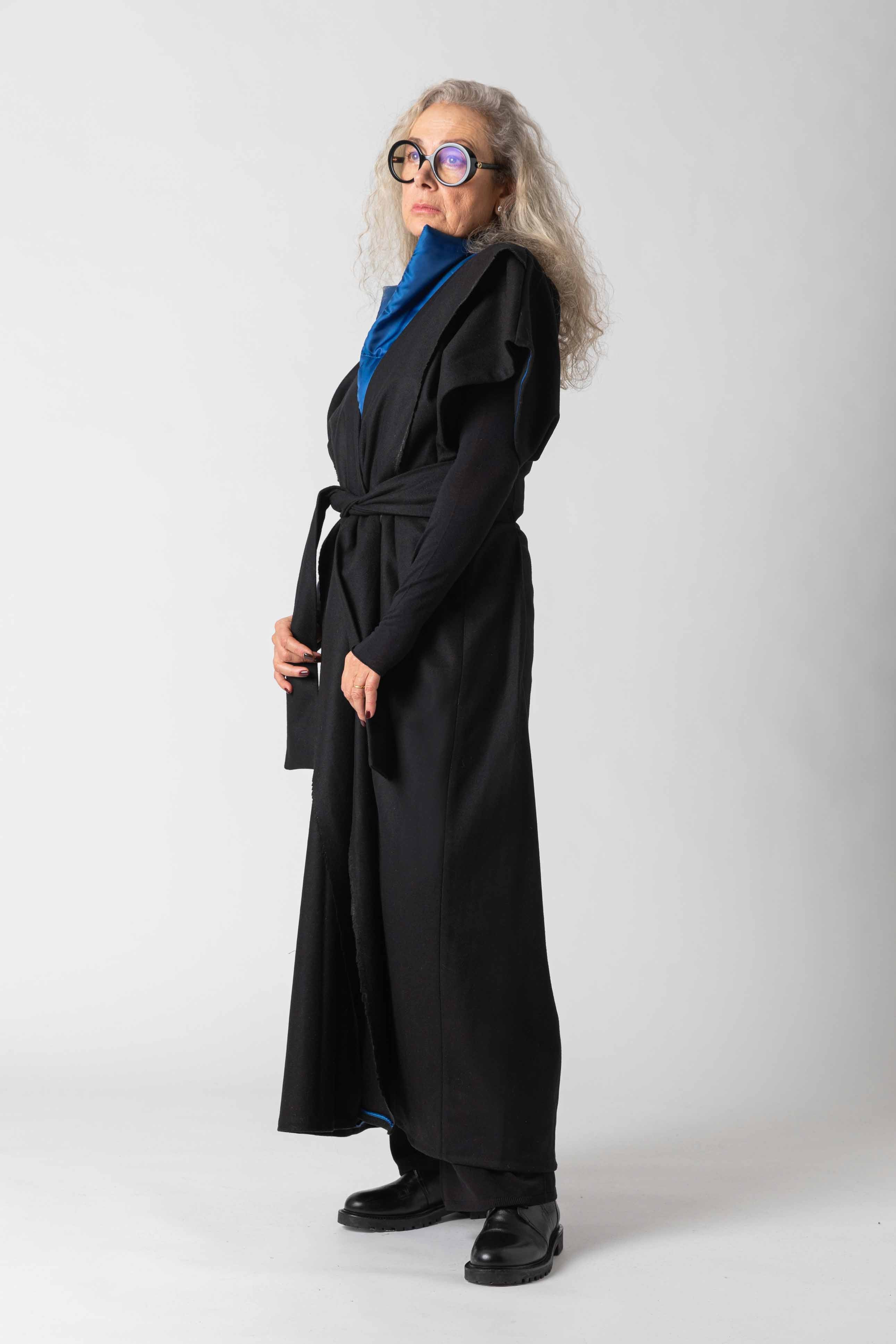 Kimono nero da cappotto Zerobarracento, stile elegante con dettagli sottili, veduta frontale del capo.