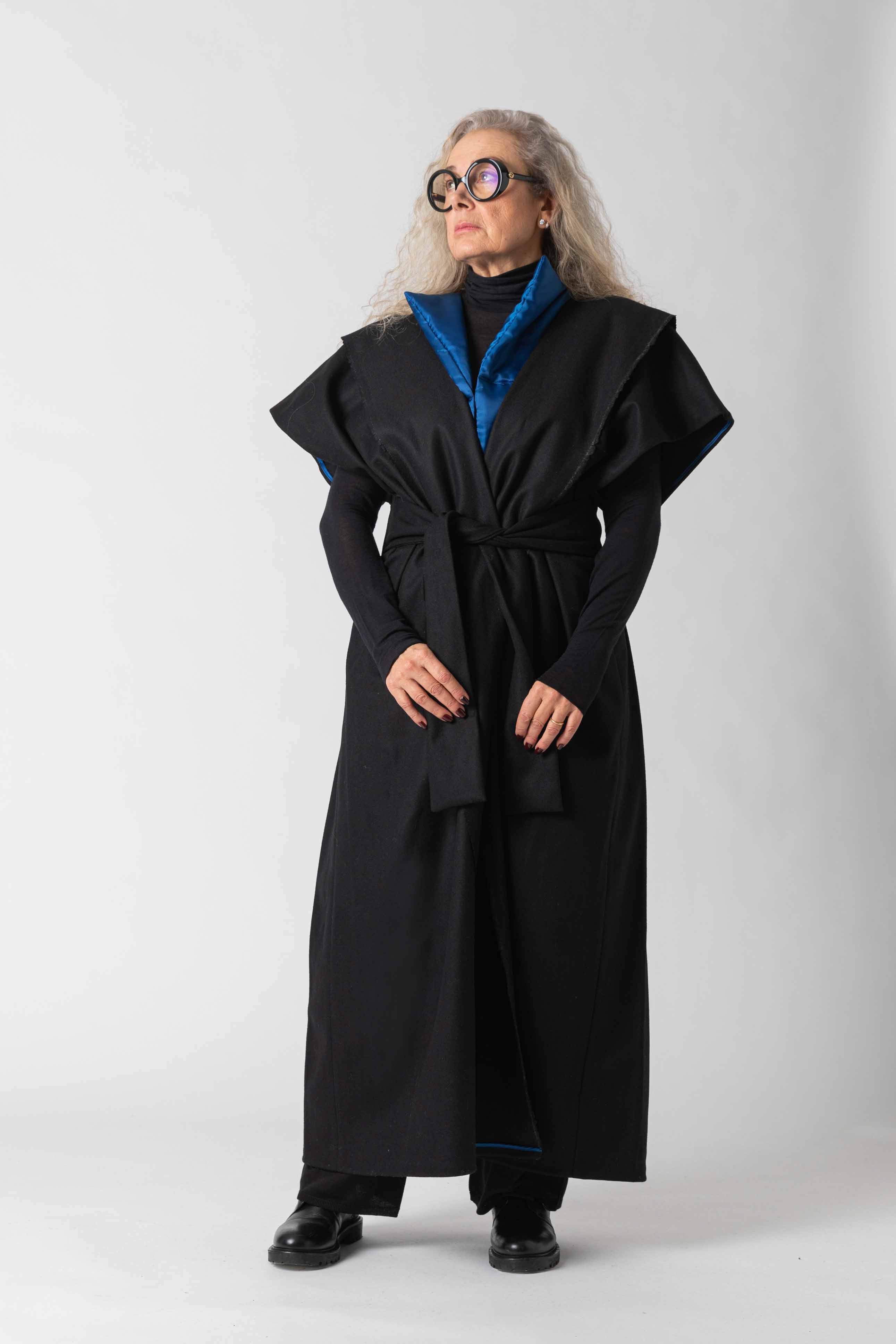 Kimono nero ZEROBARRACENTO, cappotto elegante in tessuto leggero, con orli morbidi e dettagli sofisticati.