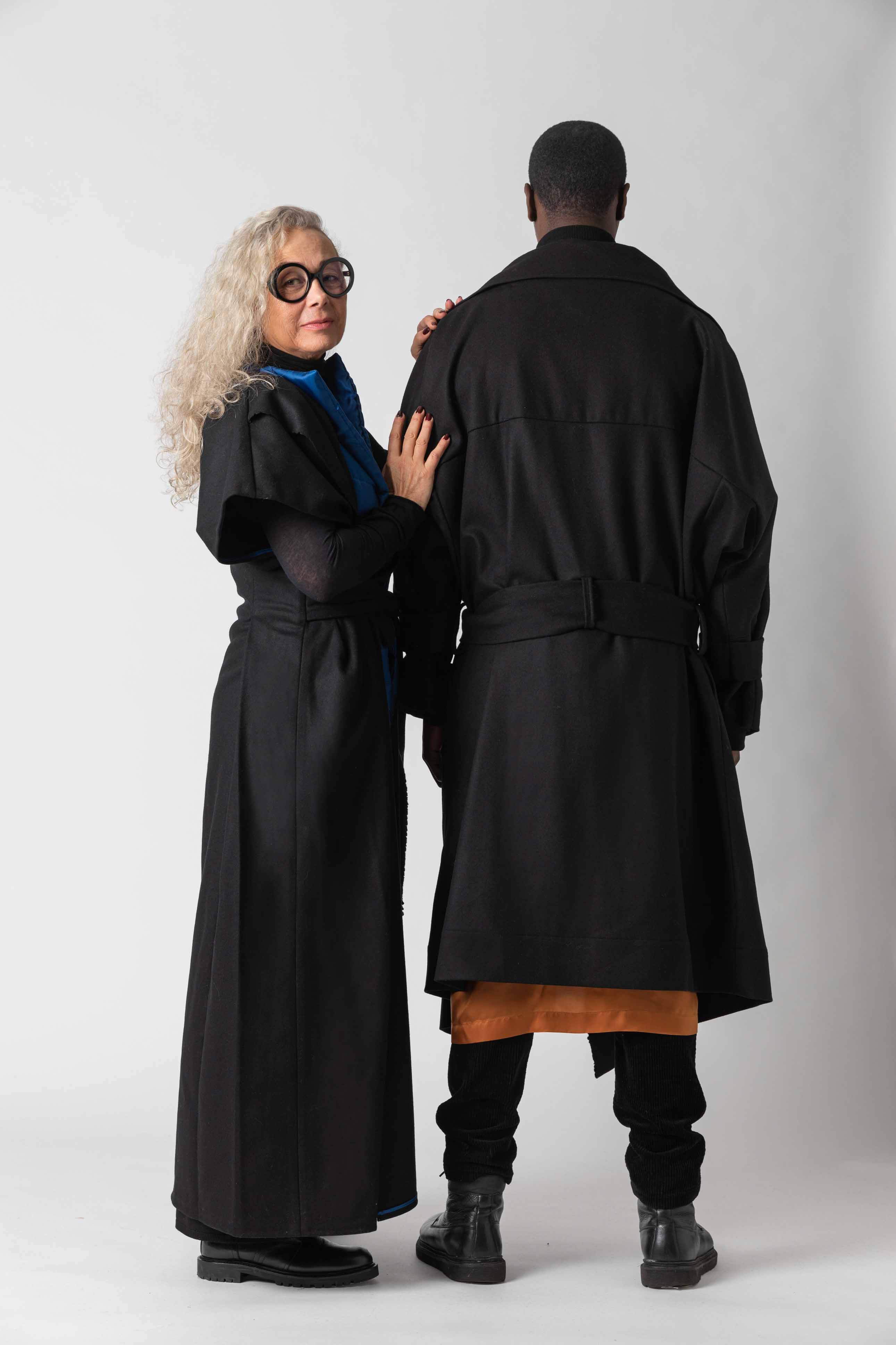 Cappotto kimono nero ZEROBARRACENTO, stile elegante e moderno, vista frontale con dettagli in tessuto.