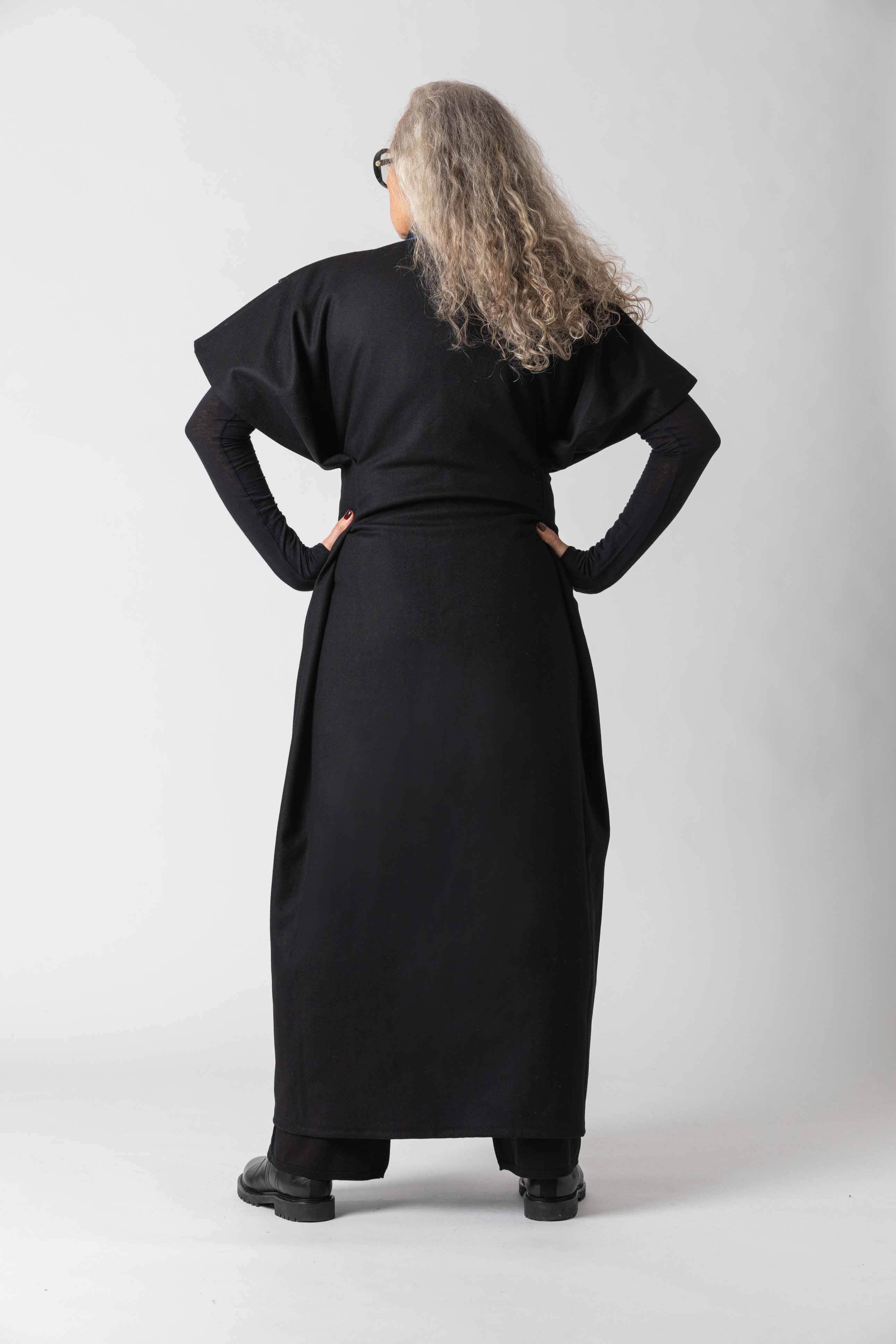 Kimono nero ZEROBARRACENTO, cappotto in stile kimono con design elegante e tessuto morbido, vista frontale.