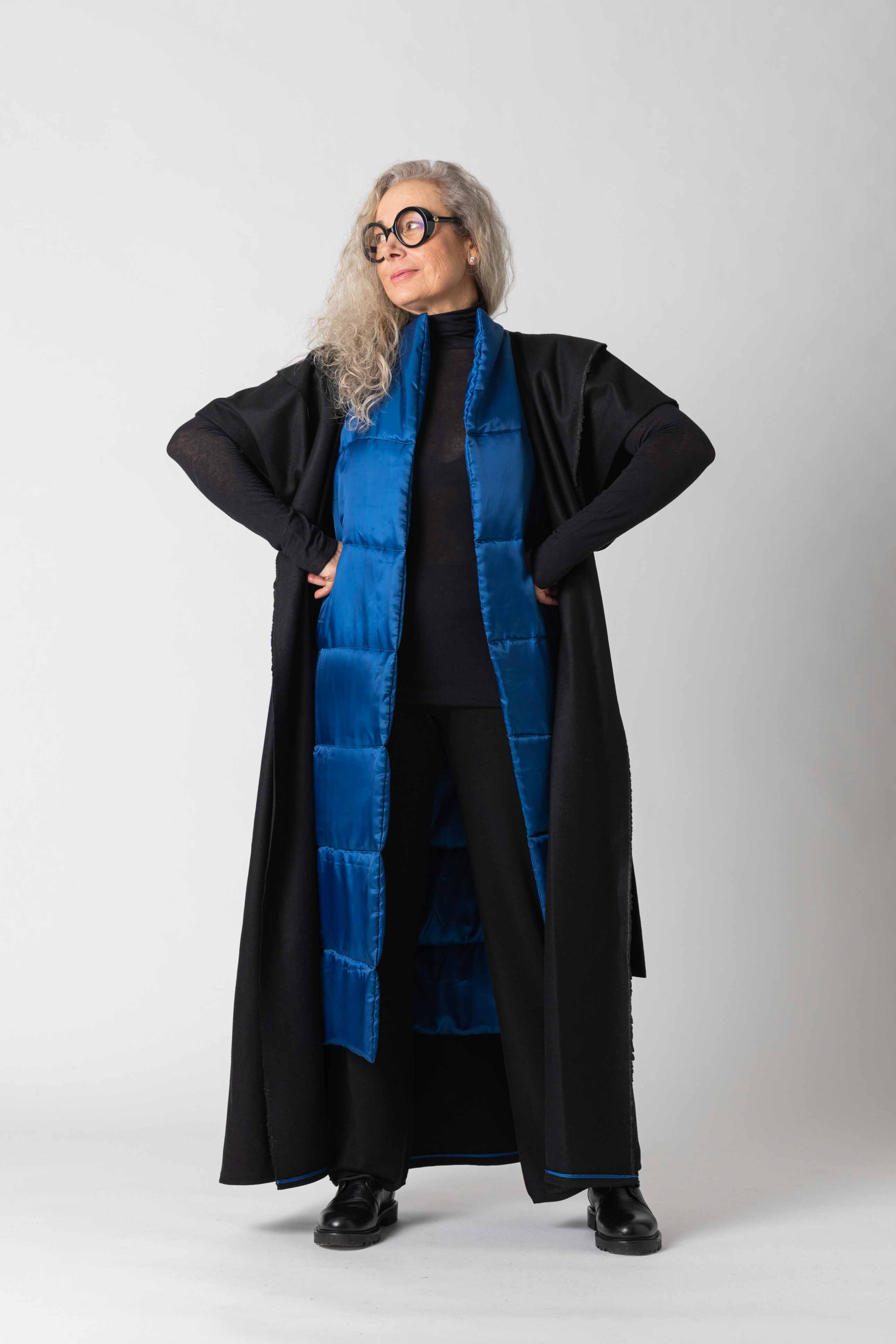 Cappotto kimono nero di ZEROBARRACENTO, stile elegante e moderno, con dettagli sartoriali e tessuto morbido.
